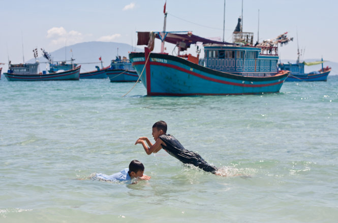 Trẻ con ở Ninh Thủy chơi ngụp lặn trên biển